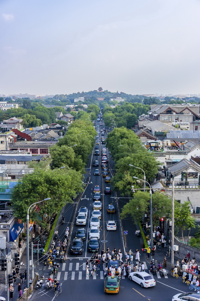 这是7月27日在鼓楼上拍摄的北京中轴线。新华社记者 张笑宇 摄