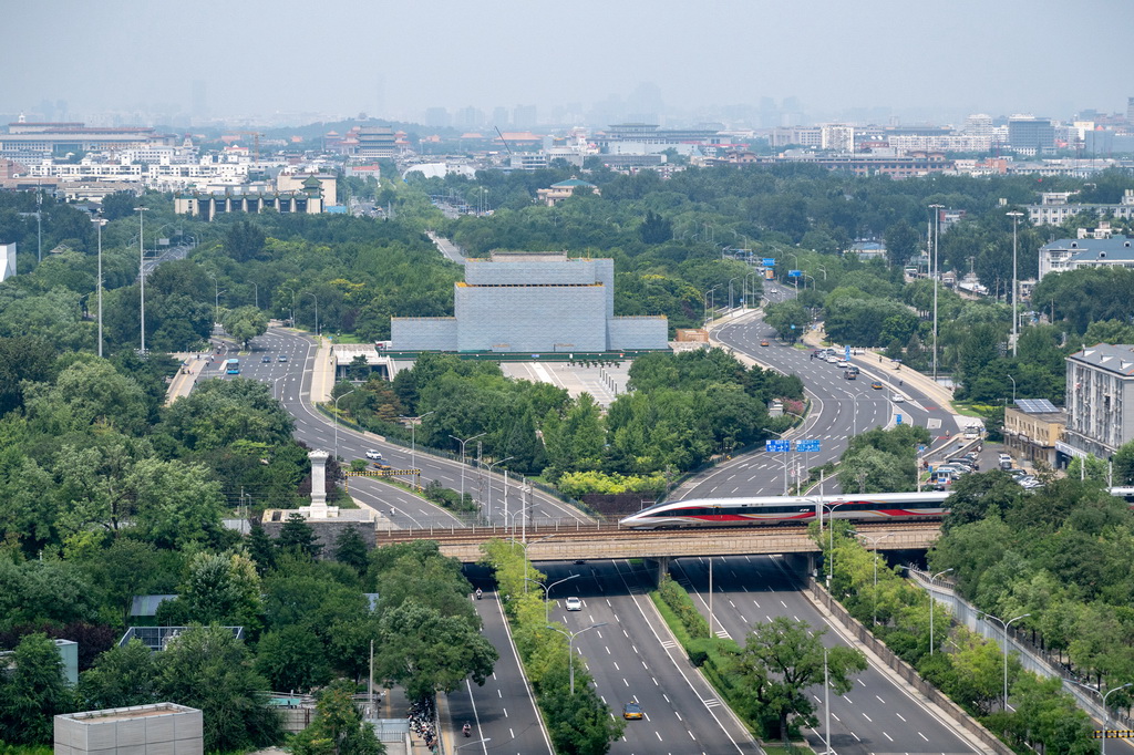 这是7月27日拍摄的在北京中轴线上的永定门城楼。2025年10月，永定门城楼开启系统性修缮，将对屋面、墙体、大木梁架、门窗、楼地面、台基等部位及油饰彩画等进行全面修缮保护。新华社记者 胡竞文 摄