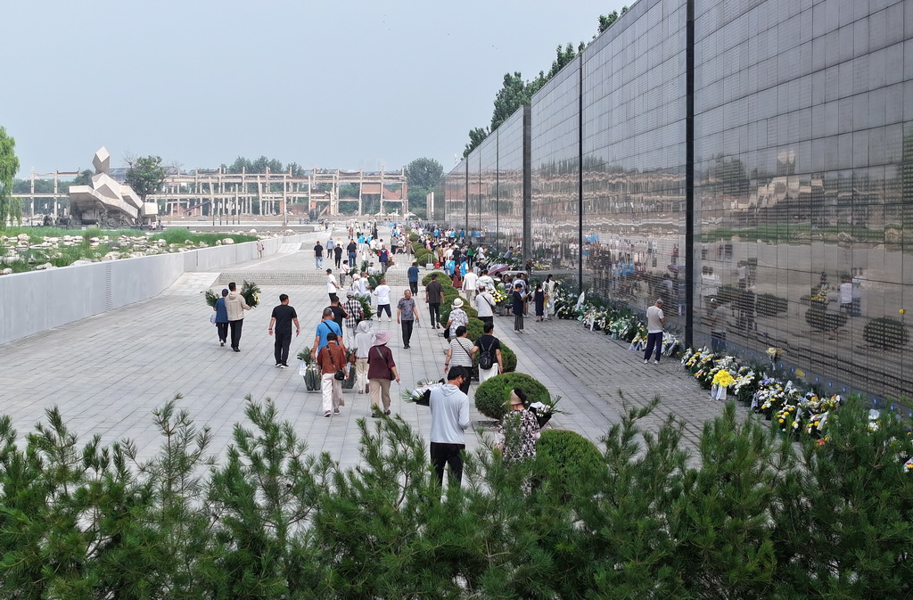 7月27日，市民来到唐山地震遗址纪念公园哀悼地震遇难者（无人机照片）。新华社记者 杨世尧 摄