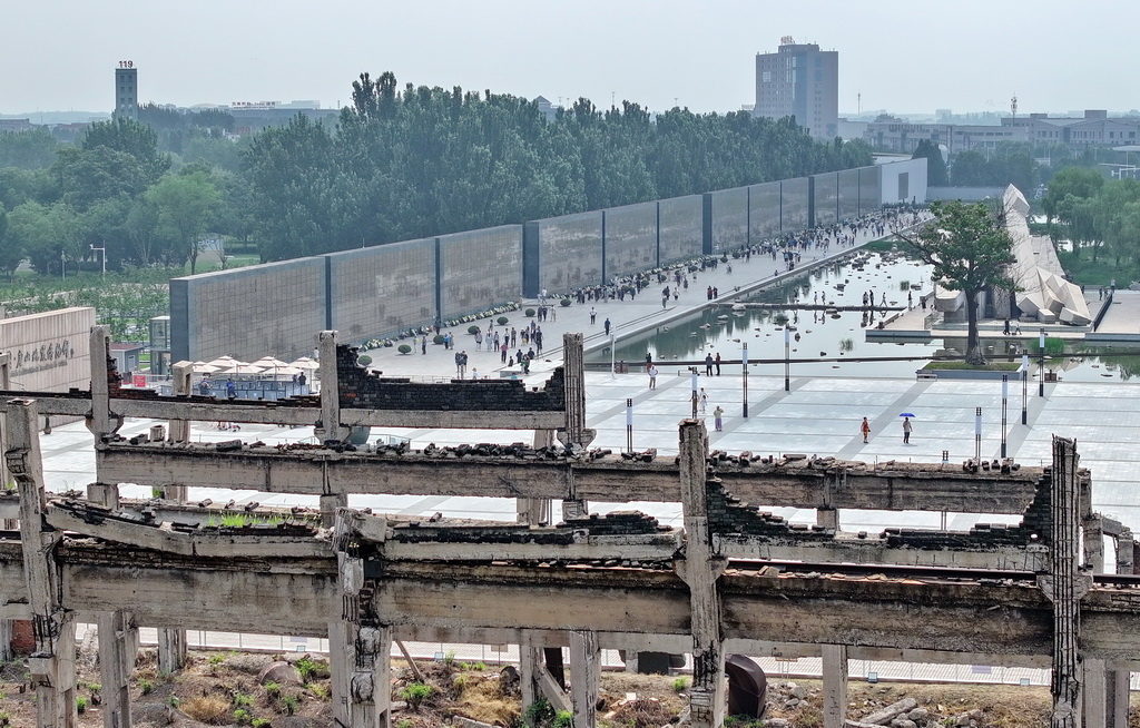 7月27日，市民来到唐山地震遗址纪念公园哀悼地震遇难者（无人机照片）。新华社记者 杨世尧 摄