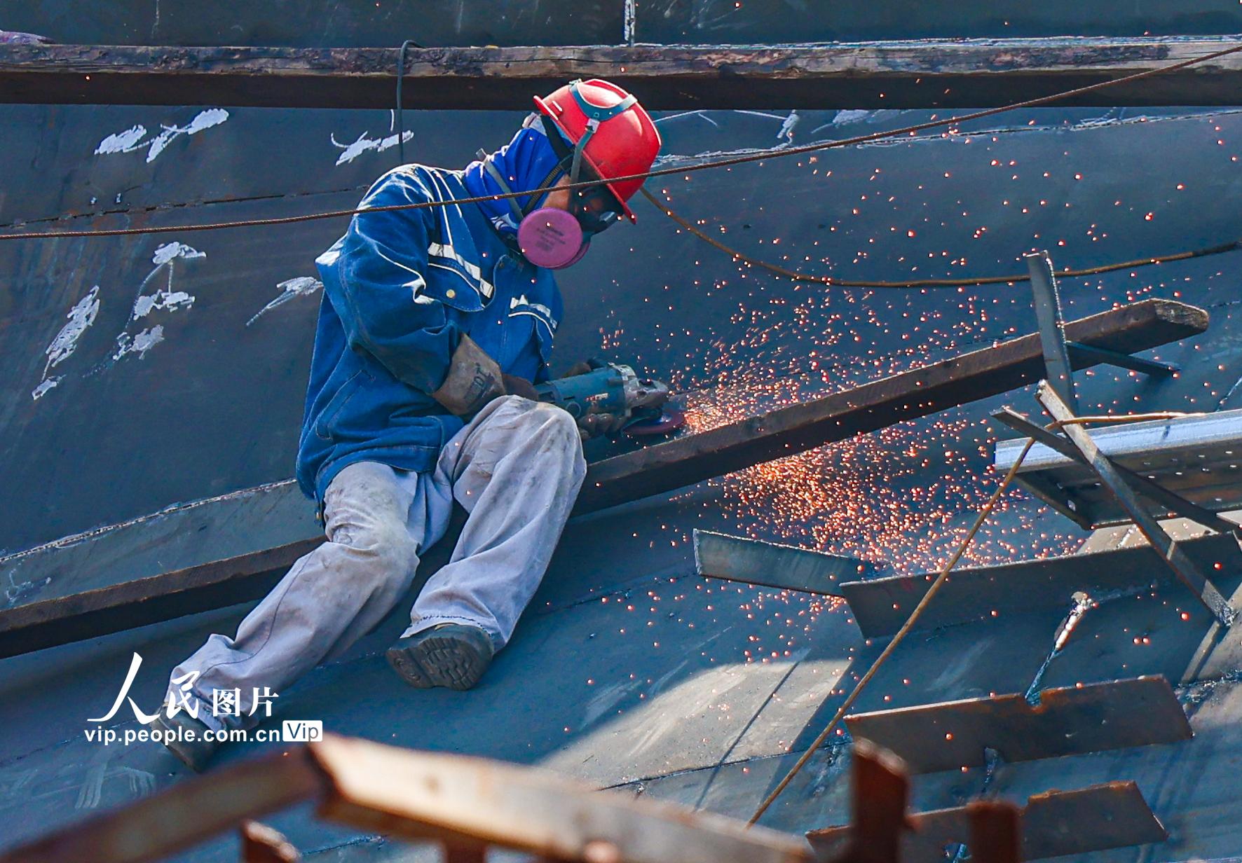 2026年7月28日，荣成市俚岛镇烟墩角造船厂，工人抢抓工期加紧施工作业，赶制船舶订单。