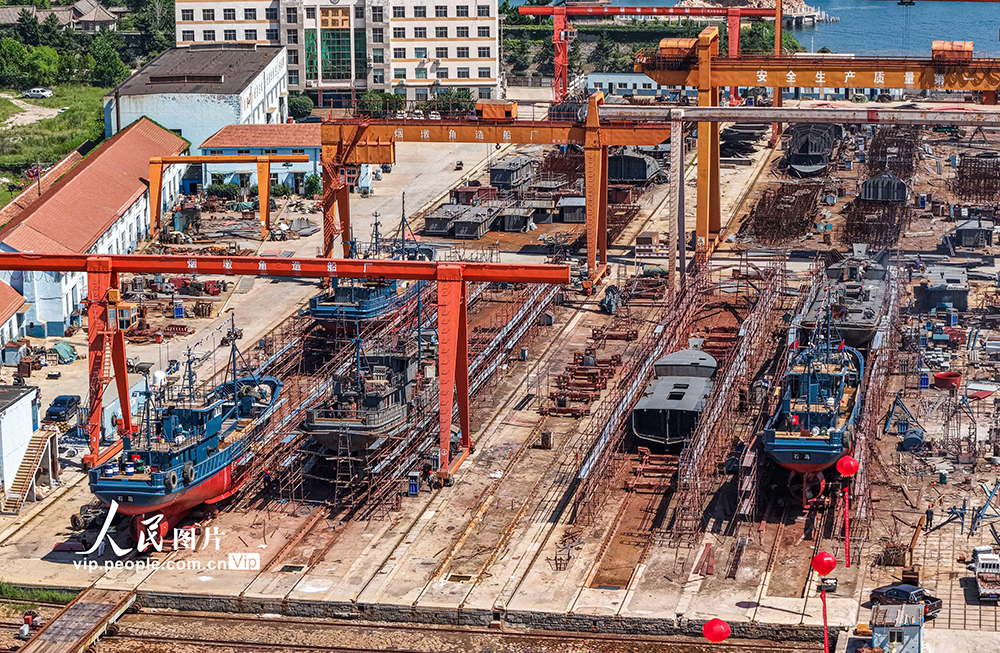 2026年7月28日，荣成市俚岛镇烟墩角造船厂，工人抢抓工期加紧施工作业，赶制船舶订单。