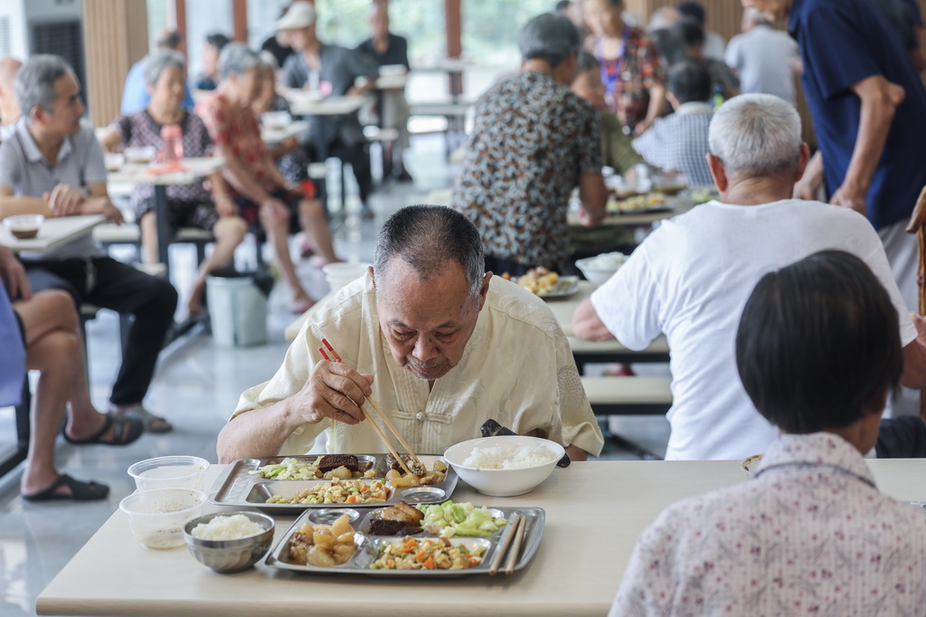 7月28日,老人在荻浦村老年食堂就餐。