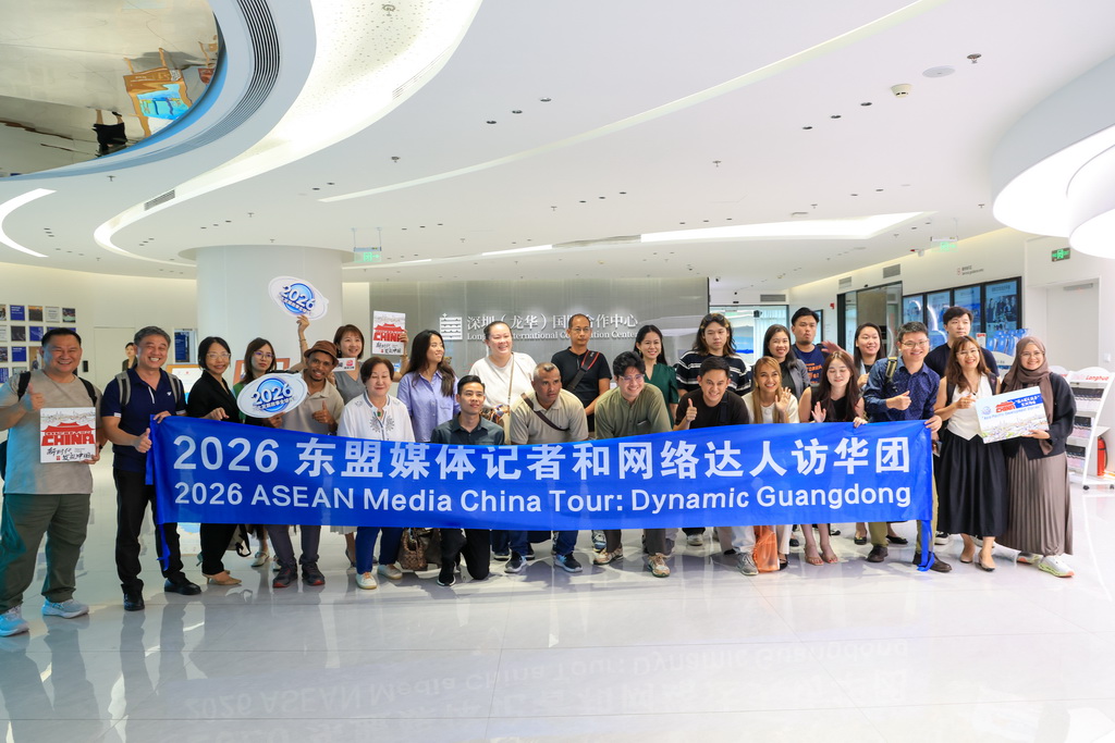 7月29日,来自东盟的主流媒体记者和网络达人在深圳(龙华)国际合作中心合影留念。
