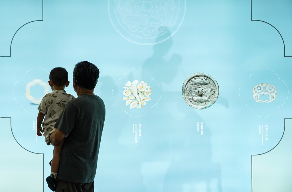 7月30日，观众在北京西站“金中都——北京都之源”主题展览参观。