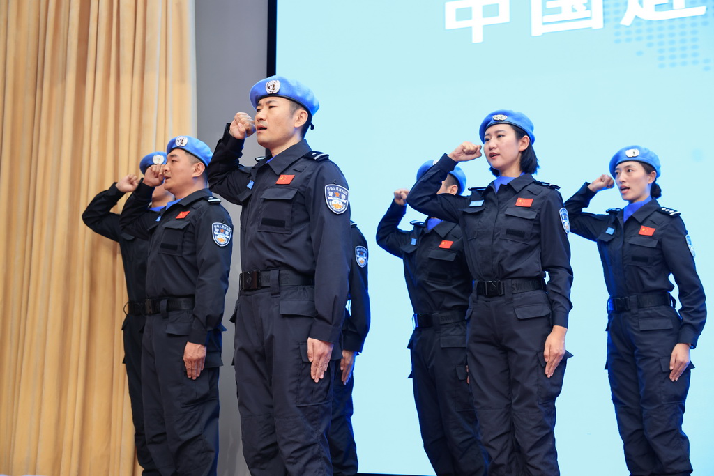 这是7月30日拍摄的维和警队出征仪式。