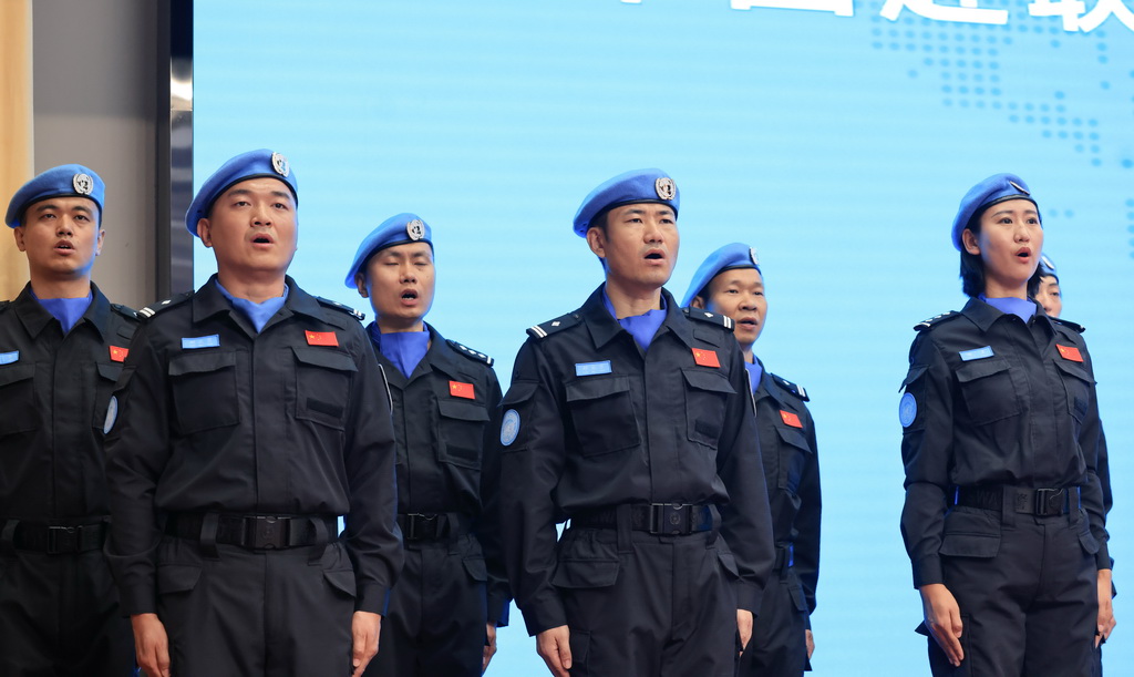 这是7月30日拍摄的维和警队出征仪式。