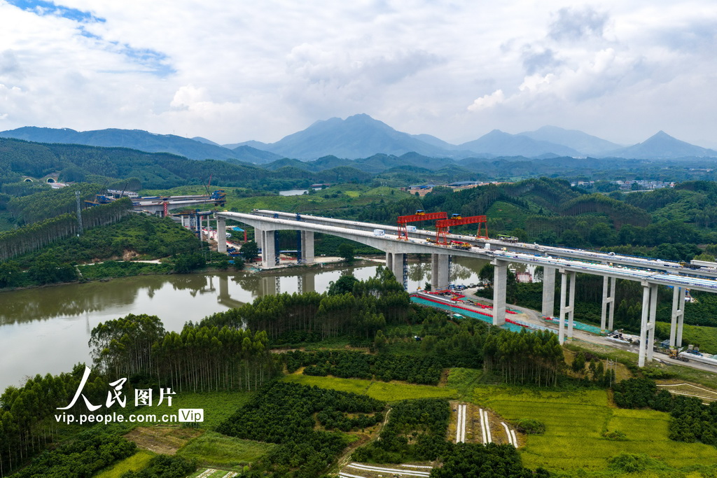 桂林外环高速洛清江特大桥建设如火如荼【2】