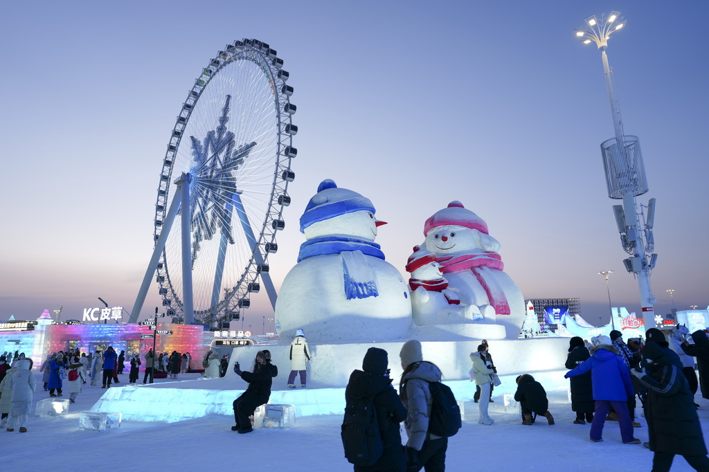 人们在哈尔滨冰雪大世界园区内参观冰雪景观（1月27日摄）。新华社记者 王松 摄
