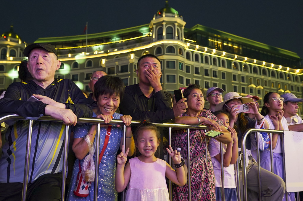 7月22日，人们在2026年“迷人的哈尔滨之夏”活动现场欣赏表演。新华社记者 那宇奇 摄