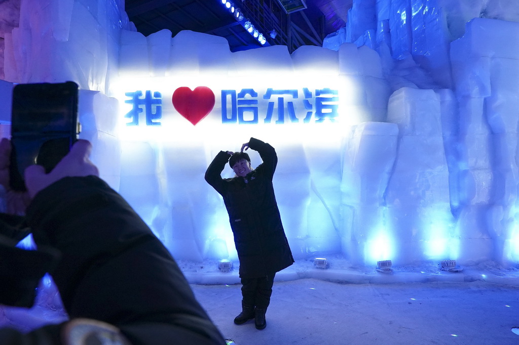 7月21日，游客在哈尔滨冰雪大世界梦幻冰雪馆内游玩。新华社记者 那宇奇 摄