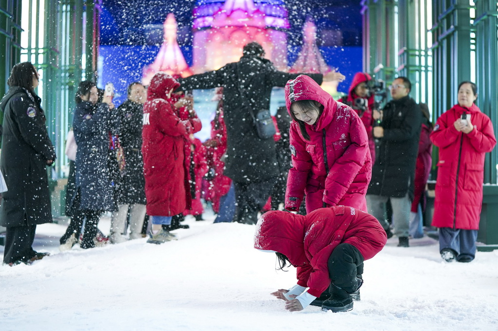 7月21日，游客在哈尔滨冰雪大世界梦幻冰雪馆内游玩。新华社记者 那宇奇 摄