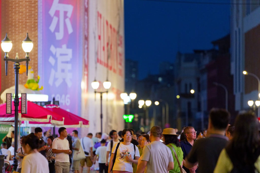7月29日，游客在哈尔滨市道外区中华巴洛克历史文化街区游览。新华社记者 张涛 摄