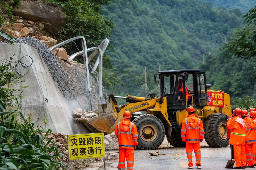8月2日，在陇南市武都区枫相乡草坪村，公路抢险人员清理省道S206线塌方落石。
