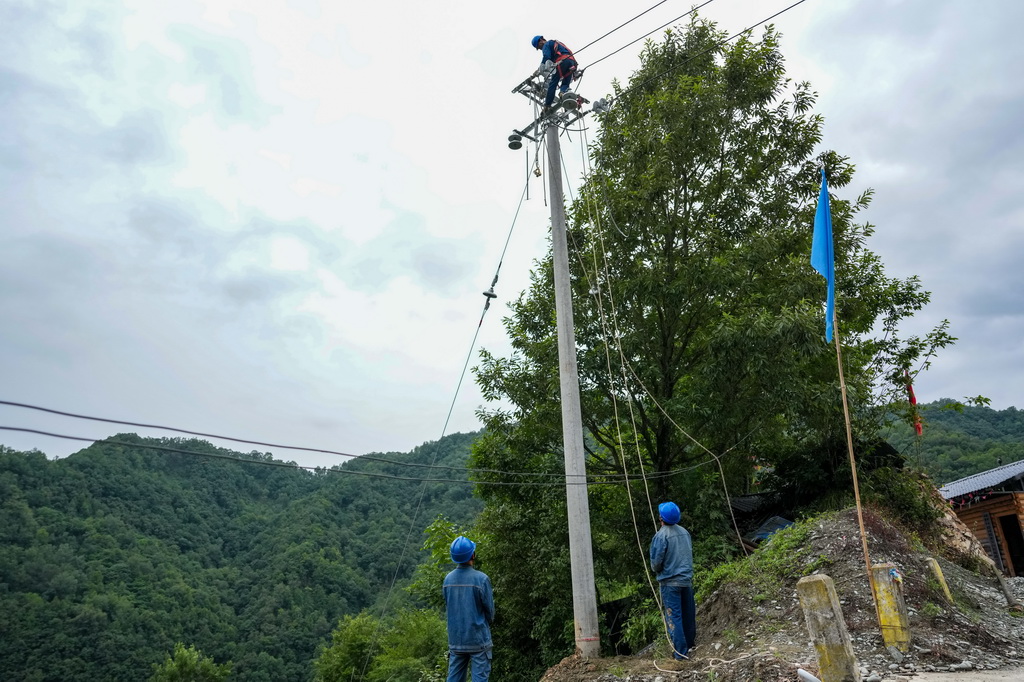 8月1日，在陇南市武都区裕河镇凤屏村，电力抢修人员抢修受损供电线路。