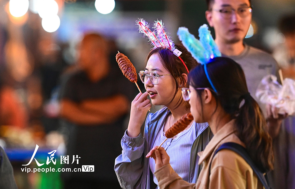 内蒙古鄂托克前旗：物资交流会点燃夏夜经济【3】
