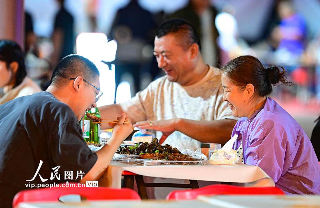 内蒙古鄂托克前旗：物资交流会点燃夏夜经济【5】