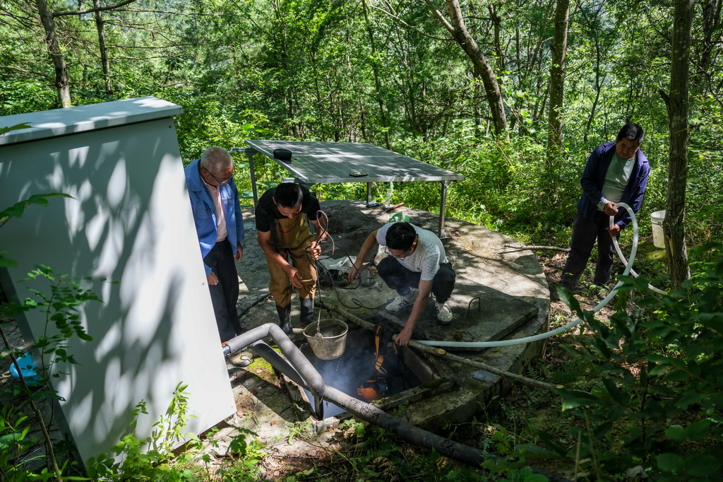 8月4日，在陇南市康县岸门口镇张家河村，村民维修一处蓄水池。