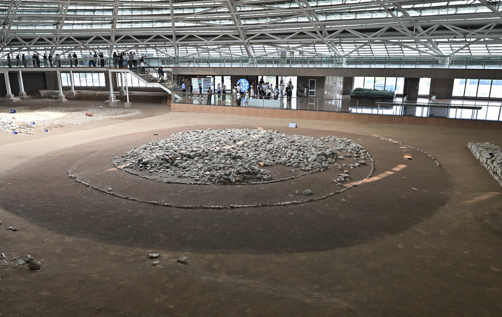 这是在牛河梁遗址第二地点保护展示馆内的祭坛遗迹（8月4日摄）。新华社记者 李贺 摄