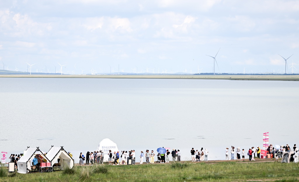 8月4日，游客在内蒙古锡林郭勒盟太仆寺旗白音查干湖游玩。