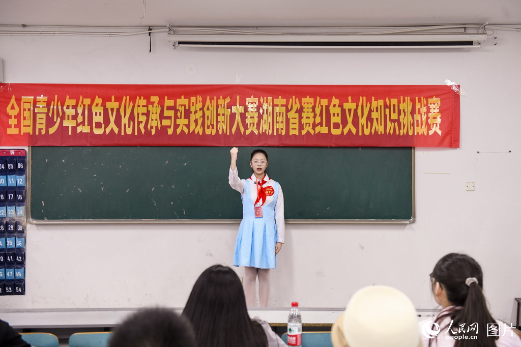 2026年8月3日，选手在进行红色文化知识挑战赛。