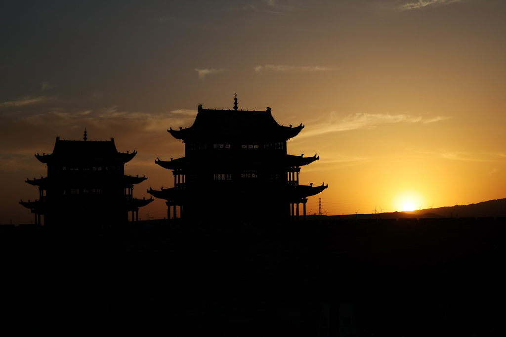 8月5日傍晚，夕阳映照在嘉峪关关城。
