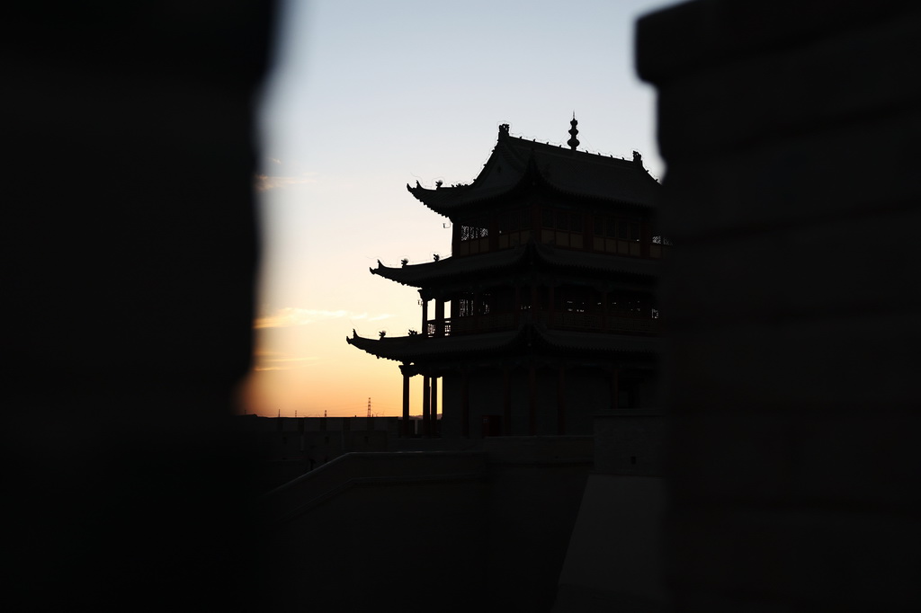 8月5日傍晚，夕阳映照在嘉峪关关城。