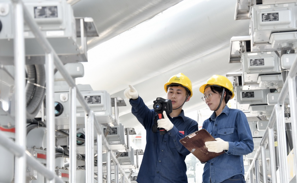 8月6日，國網北京電力檢修分公司的變電運維人員在500千伏亦庄變電站進行巡檢工作。
