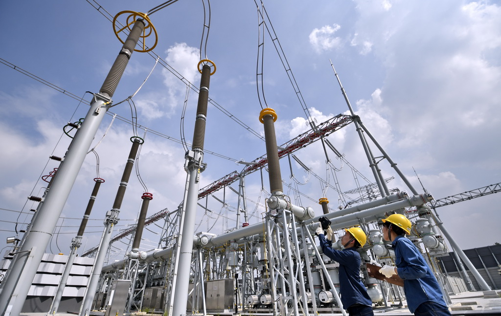 8月6日，國網北京電力檢修分公司的變電運維人員在500千伏亦庄變電站進行巡檢工作。