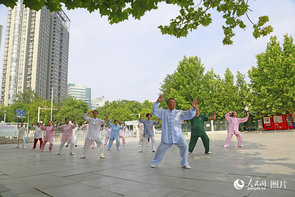 8月6日，天津市人民體育館前廣場，健身愛好者正在習練傳統楊氏太極拳，一招一式盡顯傳統韻味。人民網記者 崔新耀攝