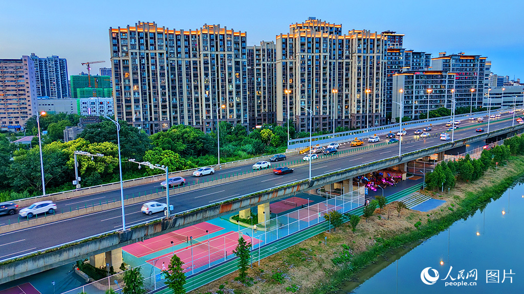 8月1日，江西省南昌市九洲高架快速路桥下运动空间，市民在球场健身锻炼。人民网记者 朱海鹏摄
