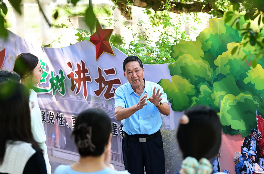 8月7日，义务讲解员张开涛在为年轻人宣讲。