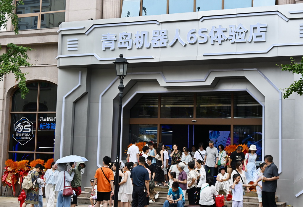 8月11日在青島市市南區中山路步行街拍攝的青島機器人6S體驗店。
