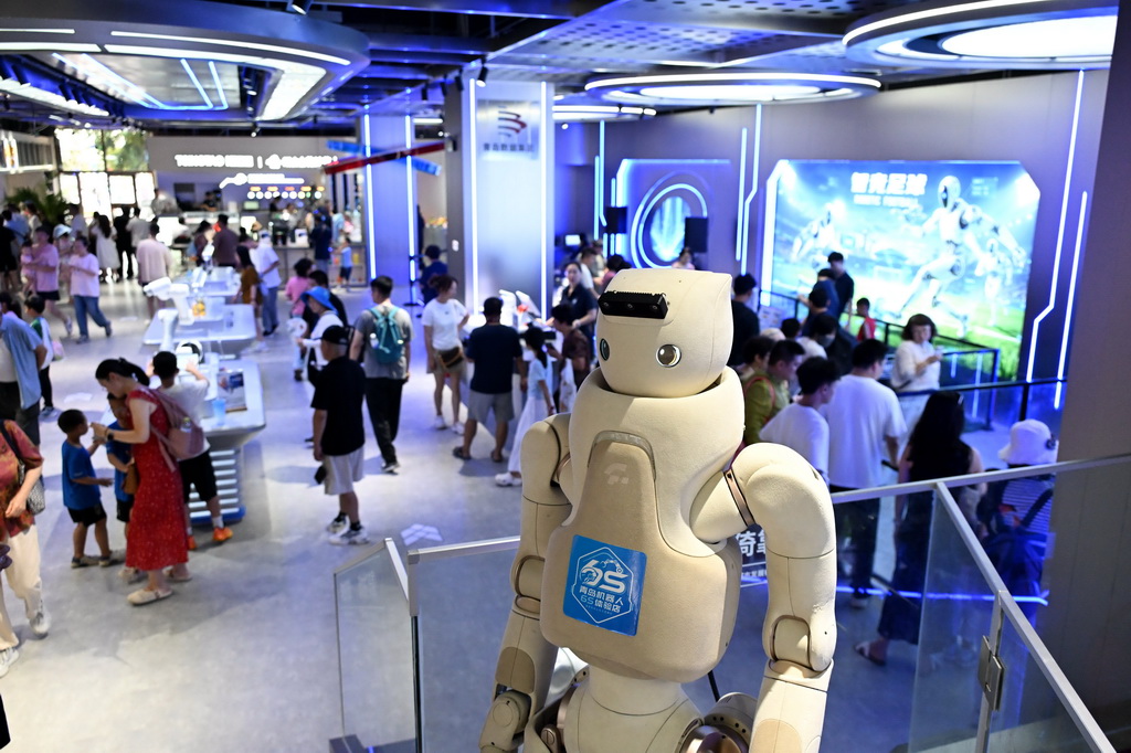 8月11日，消费者在机器人6S体验店内参观。