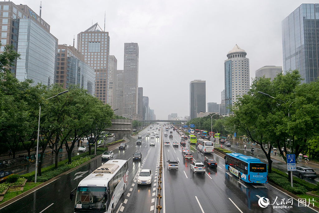 2026年8月12日，北京国贸，车辆在暴雨中行进。