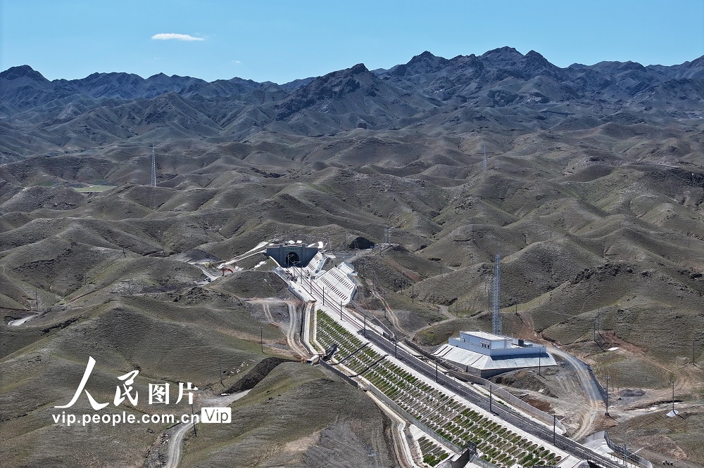 2026年8月12日，宁夏回族自治区银川市境内，正在建设中的包银高铁银巴支线。