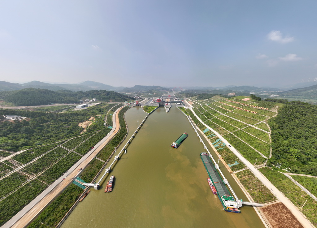 8月12日,试验船舶驶向平陆运河马道枢纽(无人机照片)。