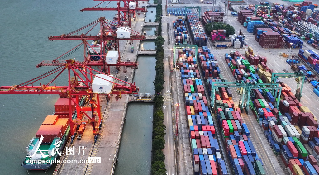 江苏张家港：台风过后 港口生产恢复【4】
