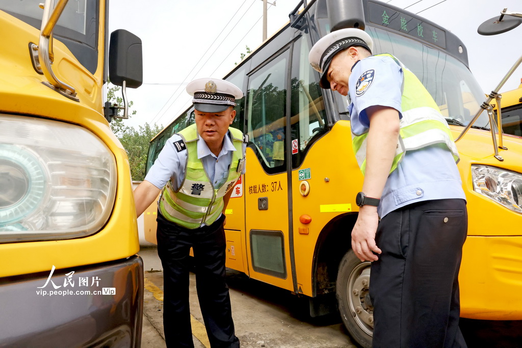 2026年8月13日，安徽省铜陵市公安局义安分局交通管理大队钟鸣中队民警在对辖区内的校车进行安全检查。