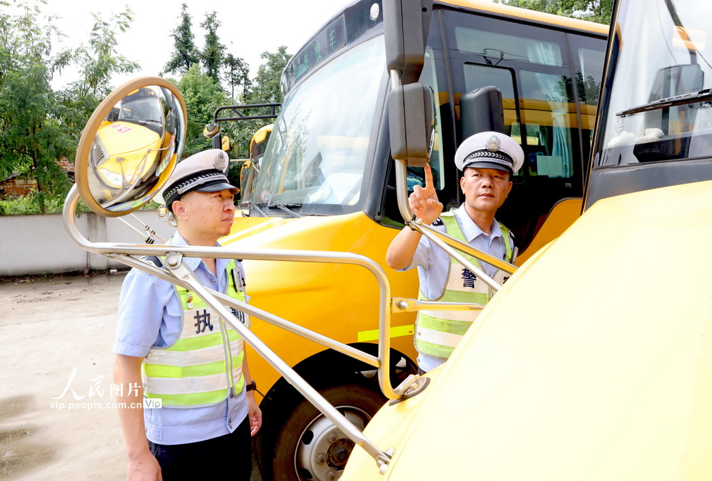 2026年8月13日，安徽省铜陵市公安局义安分局交通管理大队钟鸣中队民警在对辖区内的校车进行安全检查。