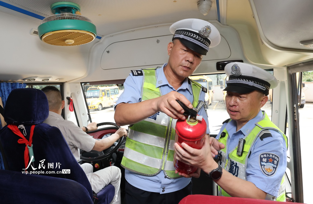 2026年8月13日，安徽省铜陵市公安局义安分局交通管理大队钟鸣中队民警在对辖区内的校车进行安全检查。