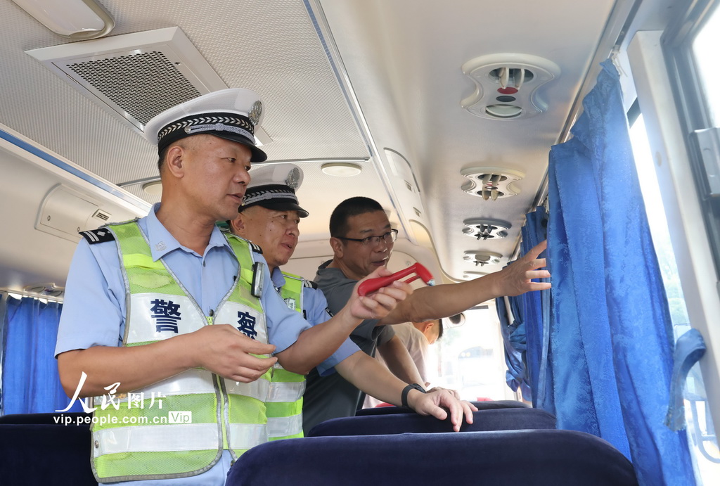 2026年8月13日，安徽省铜陵市公安局义安分局交通管理大队钟鸣中队民警在对辖区内的校车进行安全检查。