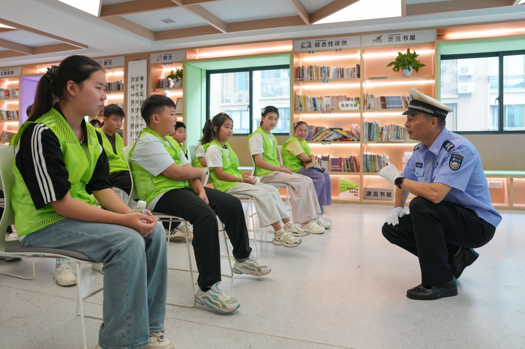 8月13日，“小候鸟”们在杭州市余杭区仓前街道朱庙社区学习交通安全知识。
