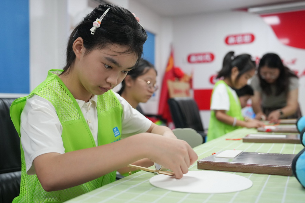 8月13日，“小候鸟”在建设工程项目部体验手工艺制作。