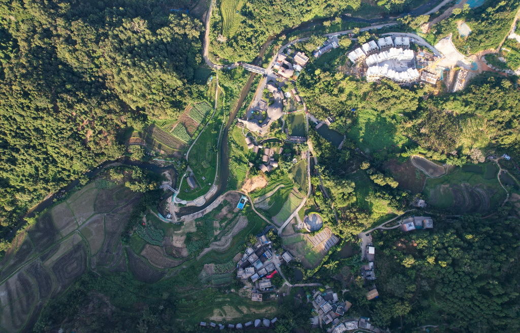 鸟瞰海南省五指山市水满乡毛纳村（7月23日摄，无人机照片）。新华社记者 杨冠宇 摄