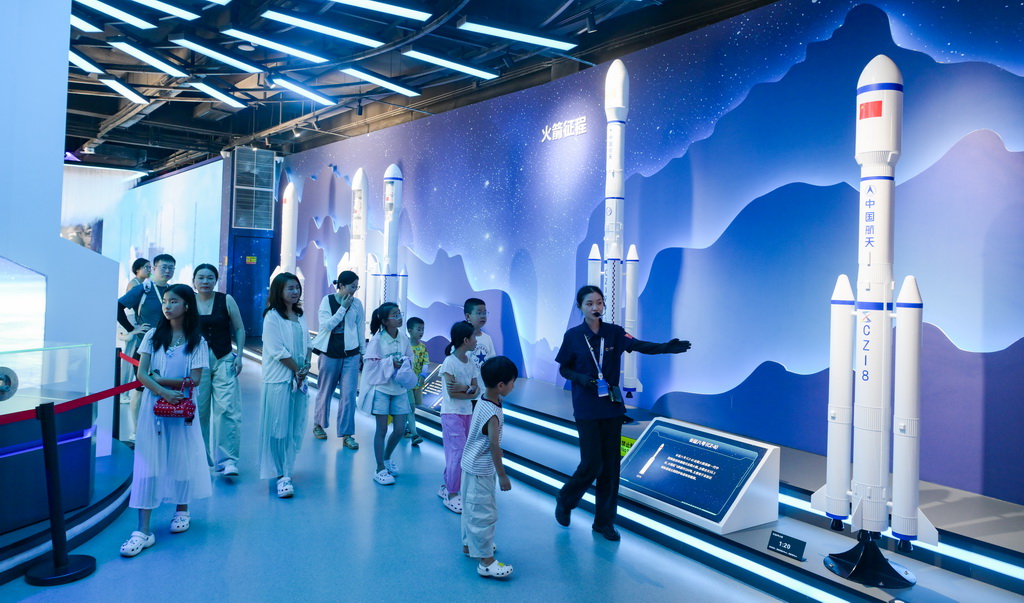7月24日，游客在位于海南省文昌市的文昌航天科普中心参观。新华社记者 杨冠宇 摄