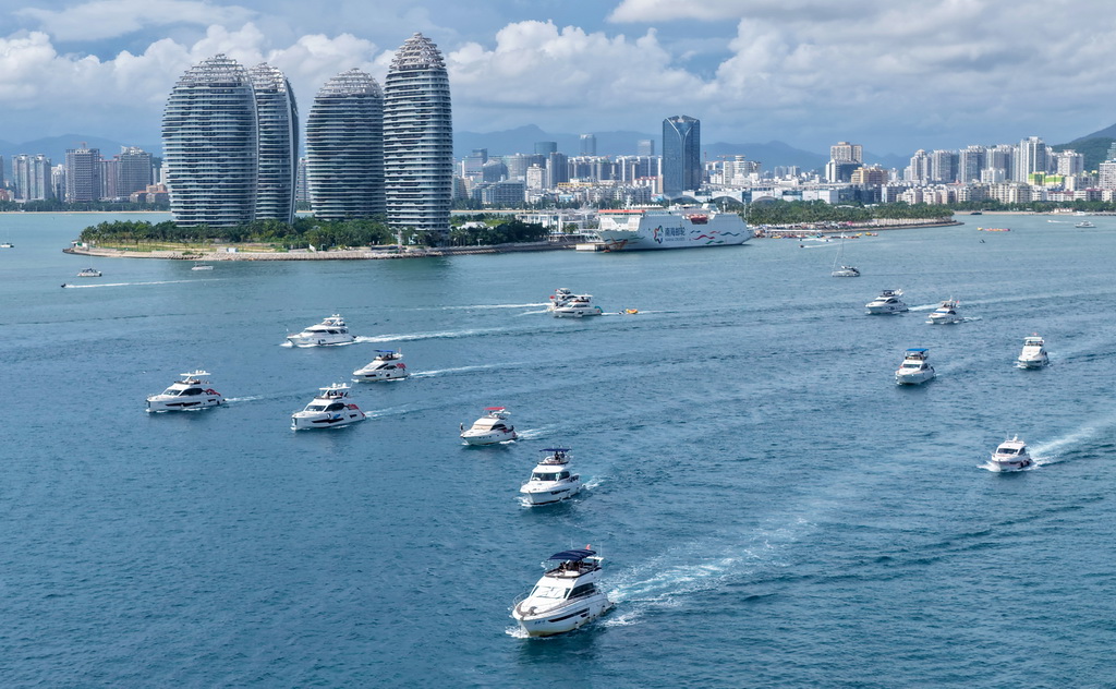 8月4日，游艇在海南三亚湾海面驰骋（无人机照片）。新华社记者 赵颖全 摄