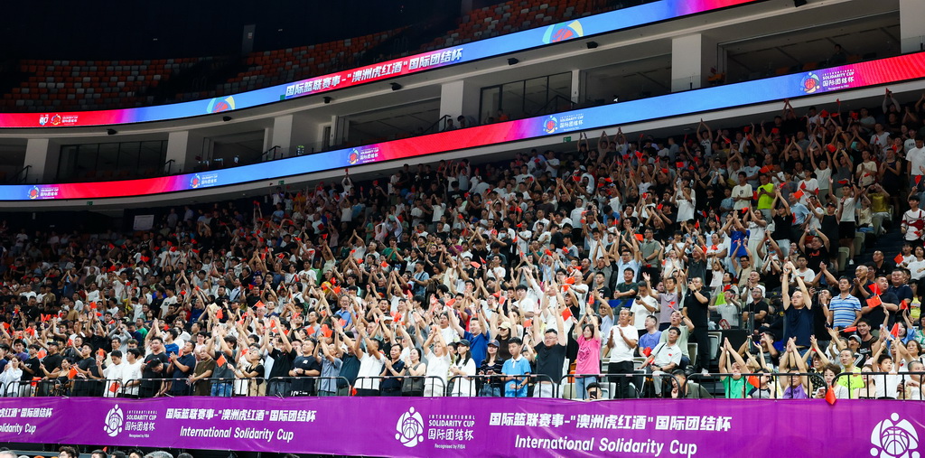7月27日，在海南省海口市五源河体育馆，现场观众为参加国际团结杯篮球赛的中国队加油。新华社记者 杨冠宇 摄