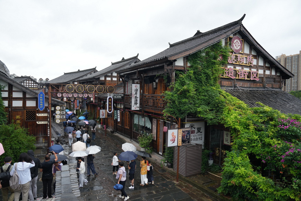 8月13日,游客在湖南常德河街游覽。新華社記者 戴明軒 攝