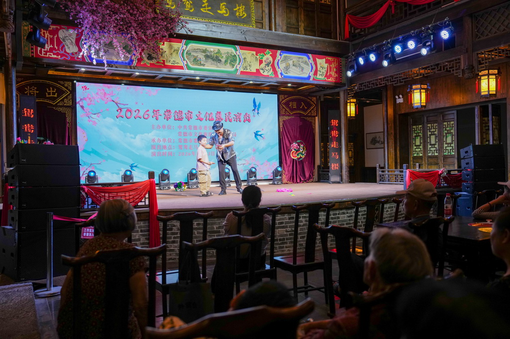 8月13日,游客在湖南常德河街鴛鴦走馬樓觀看演出。新華社記者 戴明軒 攝